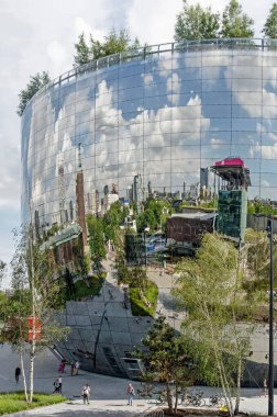 Rotterdam, Hollanda, 24 Haziran 2022: Boymans Müzesi ve Yeni Enstitüsü 'nün yansıttığı Depo binasının ayna cephesi