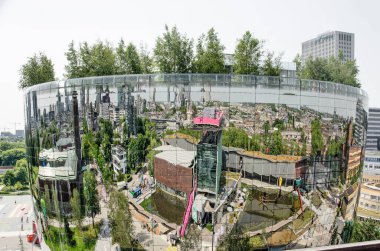 Rotterdam, Hollanda, 18 Haziran 2022: Yeni Enstitü ve Boyman Müzesi ve çevresindeki şehir, Depo cephesini yansıtmaktadır.