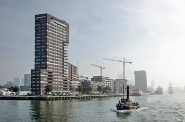 Rotterdam, Hollanda, 4 Eylül 2022: Nieuwe Maas nehrinden son yıllarda limandan yerleşim alanına dönüşen Lloydpier 'e doğru görüş