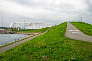 Rotterdam, Hollanda, 23 Eylül 2022: Hollanda Kancası yakınlarındaki Maesland deniz bariyerine bakan tepenin zirvesine giden yol