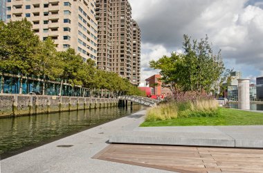 Rotterdam, Hollanda, 29 Eylül 2022: Rijnhaven limanındaki yüzer parkın ilk bölümü, arka planda Wilhelminapier var.