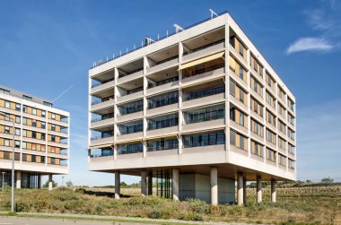 Hollanda Kancası, Hollanda, 12 Eylül 2022: Kum tepecikleri üzerindeki etkiyi en aza indirmek için sütunlara modern apartman bloğu yerleştirildi