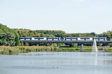 Rotterdam, Hollanda, 22 Eylül 2022. Zuiderpark 'tan geçen bir metro treni.