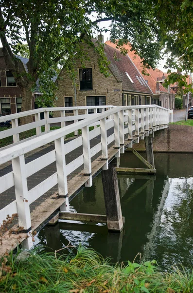 2022年10月4日 荷兰恩克胡赞 沿着Boerenhoek镇一条横跨运河的狭窄木制人行桥观看 — 图库照片