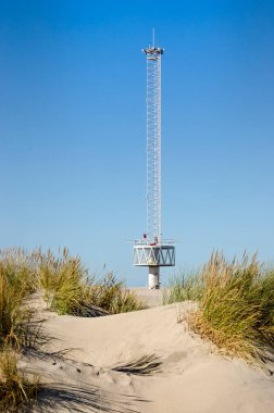 Canavar, Hollanda, 18 Ekim 2022: Kum Lokomotifi yenilikçi arazi ıslah ve kıyı savunma projesinin gözlem kulesine doğru alçak kumullar üzerinden görüş