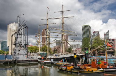 Rotterdam, Hollanda, 27 Eylül 2022: Leuvehaven 'daki açık deniz müzesindeki tahıl asansörü kadar sandal yelkenlisi.