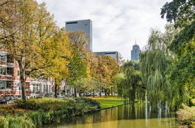 Rotterdam, Hollanda, 21 Ekim 2022: Spoorsingel kanalında sonbahar renkleri ve arka planda şehir merkezinde yüksek bir yükseliş