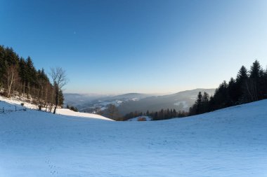 mavi gökyüzü ve kışın dağlar