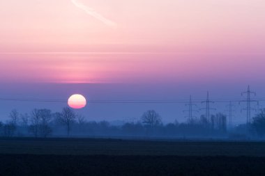 gün doğumu ve güç direkleri