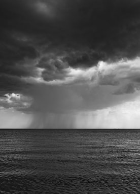 Denizin üstüne yağmur yağıyor.