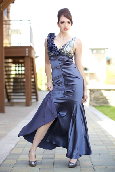 Belle pose debout modèle de mode avec robe formelle en plein air — Photo