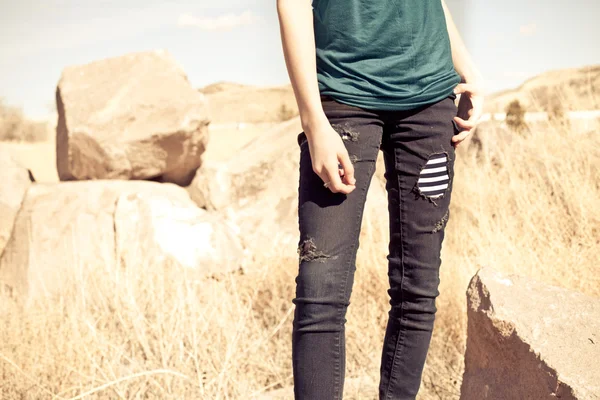 Young Girl Standing Field Wearing Ripped Jeans — Stock Photo, Image