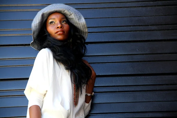 Afro-Amerikan yüksek moda süper model poz — Stok fotoğraf