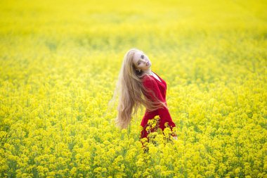 Sarı tarladaki kızıl saçlı kız.