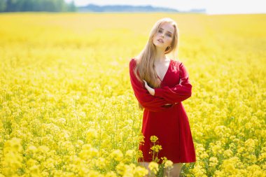 Sarı tarladaki kızıl saçlı kız.