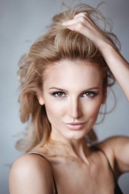 Seksi siyah iç çamaşırlı ve ceketli kız.