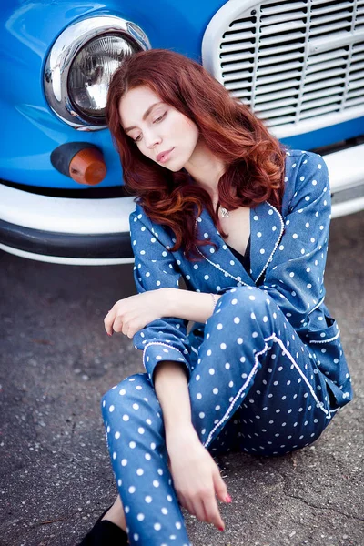美人Redhead女の子でブルーパジャマ近くザ車 — ストック写真