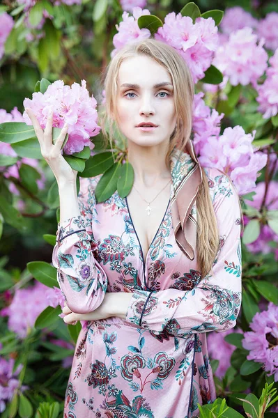 庭の若いファッションの女の子 — ストック写真
