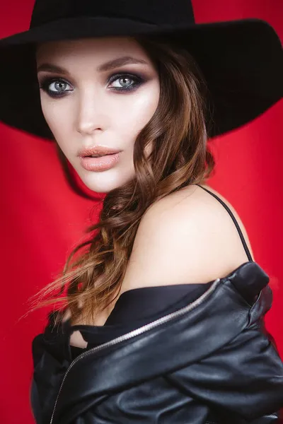 黒の帽子のファッション女の子 — ストック写真
