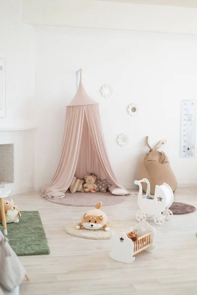 Çocukların odasının içi parlak renklerle kaplıydı.  