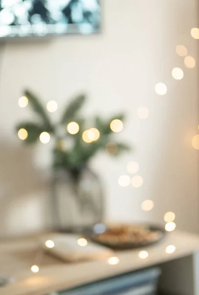 Yeni yıl kahvaltısına odaklanmak yok. Bir tabakta waffle, bir kitap, vazoda Noel ağacı dalı.