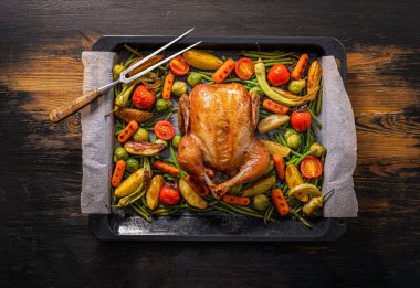 İki tavuk ve sebze için şölen yemeği. Fırında tavuk, fırında yeşil fasulye, bebek havuç, patates, yeşil biber ve Brüksel lahanası. İki kadeh şarap..