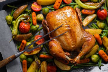 İki tavuk ve sebze için şölen yemeği. Fırında tavuk, fırında yeşil fasulye, bebek havuç, patates, yeşil biber ve Brüksel lahanası. İki kadeh şarap..