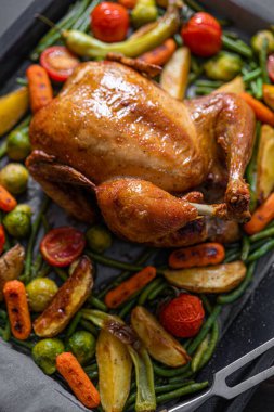 İki tavuk ve sebze için şölen yemeği. Fırında tavuk, fırında yeşil fasulye, bebek havuç, patates, yeşil biber ve Brüksel lahanası. İki kadeh şarap..