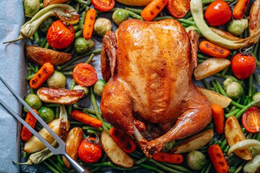 Sulu ve iştah açıcı sebzeli fırında tavuk.