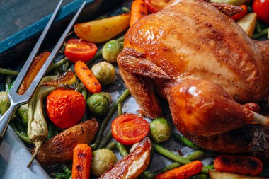 Sulu ve iştah açıcı sebzeli fırında tavuk.