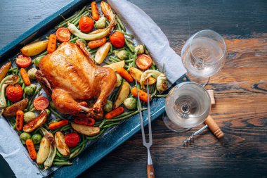 Sulu ve iştah açıcı sebzeli fırında tavuk.