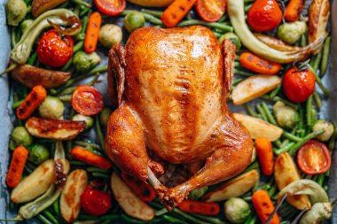 Sulu ve iştah açıcı sebzeli fırında tavuk.