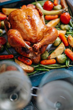 Sulu ve iştah açıcı sebzeli fırında tavuk.