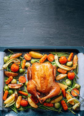 İki fırında tavuk ve fırında sebze için romantik bir akşam yemeği.