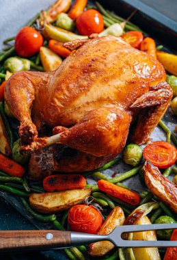 İki fırında tavuk ve fırında sebze için romantik bir akşam yemeği.