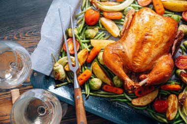 İki fırında tavuk ve fırında sebze için romantik bir akşam yemeği.