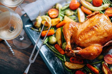 İki fırında tavuk ve fırında sebze için romantik bir akşam yemeği.