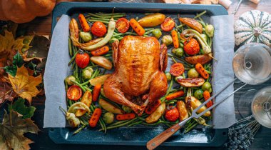 İki fırında tavuk ve fırında sebze için romantik bir akşam yemeği.