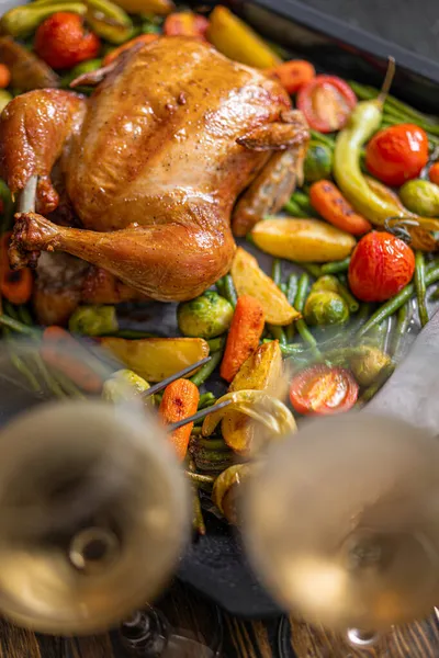 Makan Malam Untuk Dua Ayam Dan Sayuran Lembar Kue Dengan — Stok Foto