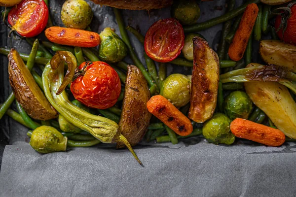 Slavnostní Večeře Pro Dva Kuře Zeleninu Pečení Pečeným Kuřecím Masem — Stock fotografie