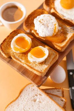 Dört farklı pişmiş tavuk yumurtasıyla kızarmış ekmek, çırpılmış yumurta, sahanda yumurta, haşlanmış yumurta ve kremalı yumurta. Tavuk yumurtası kahvaltısı. Kahvaltı için yumurta pişirme yöntemleri