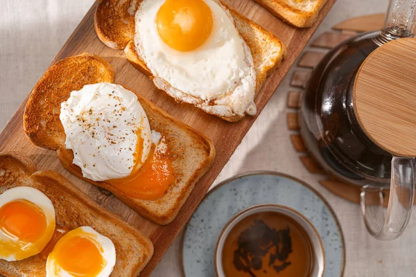 Roti Panggang Goreng Dengan Empat Jenis Telur Ayam Yang Berbeda — Stok Foto