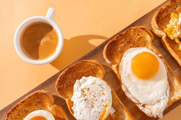 Pão Torrado Frito Com Quatro Tipos Diferentes Ovos Galinha Cozidos — Fotografia de Stock