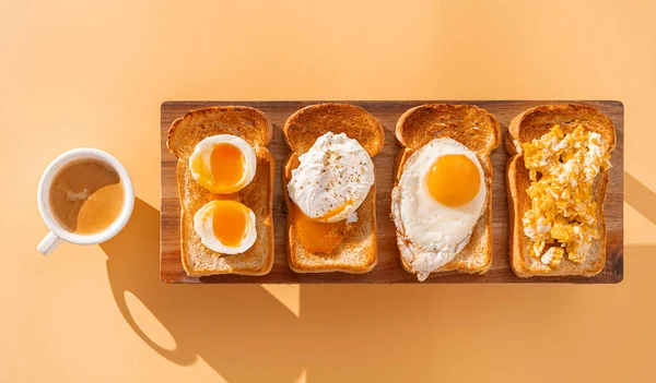 Dört Farklı Pişmiş Tavuk Yumurtasıyla Kızarmış Ekmek Çırpılmış Yumurta Sahanda — Stok fotoğraf