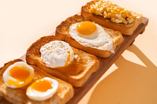Roti Panggang Goreng Dengan Empat Jenis Telur Ayam Yang Berbeda — Stok Foto