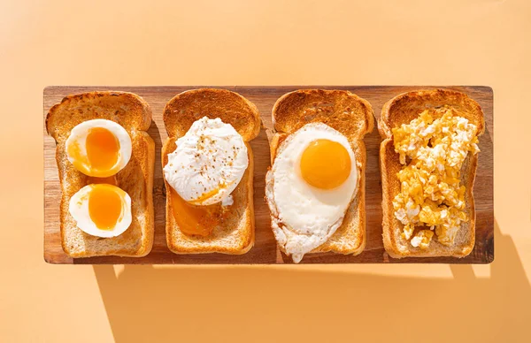 Pan Tostado Frito Con Cuatro Tipos Diferentes Huevos Pollo Cocidos Fotos de stock libres de derechos