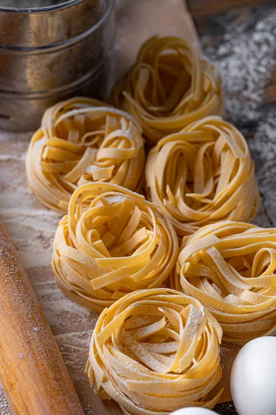 Pastas Fettuccine Caseras Dobladas Forma Nido Cocina Casera Con Ingredientes — Foto de Stock