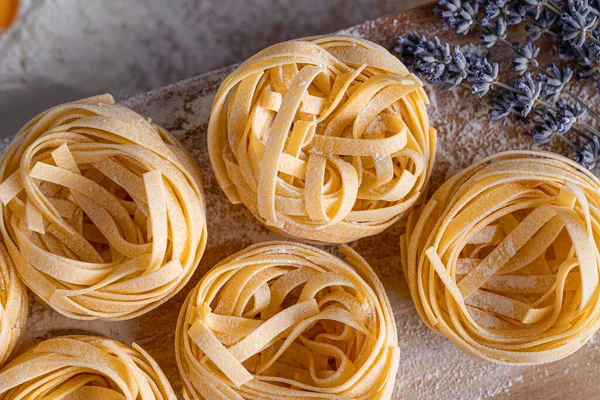 Pâtes Fettuccine Maison Pliées Forme Nid Cuisine Maison Avec Des — Photo