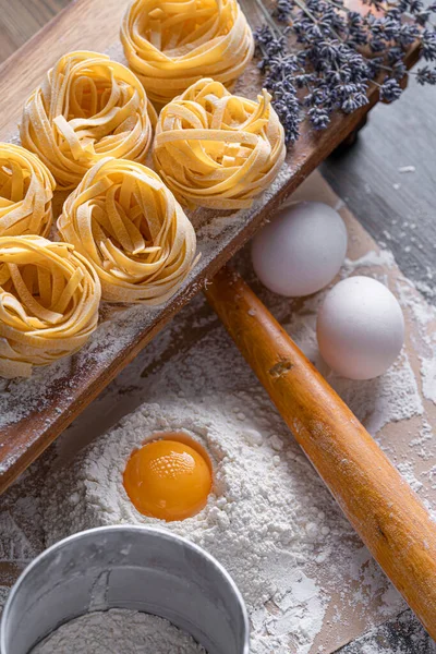 Pâtes Fettuccine Maison Pliées Forme Nid Cuisine Maison Avec Des — Photo