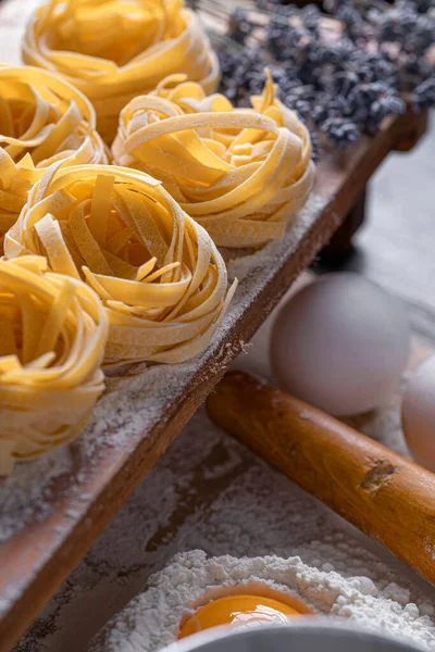 Pâtes Fettuccine Maison Pliées Forme Nid Cuisine Maison Avec Des — Photo